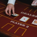 Блэкджек в казино: игральные карты на зеленом столе